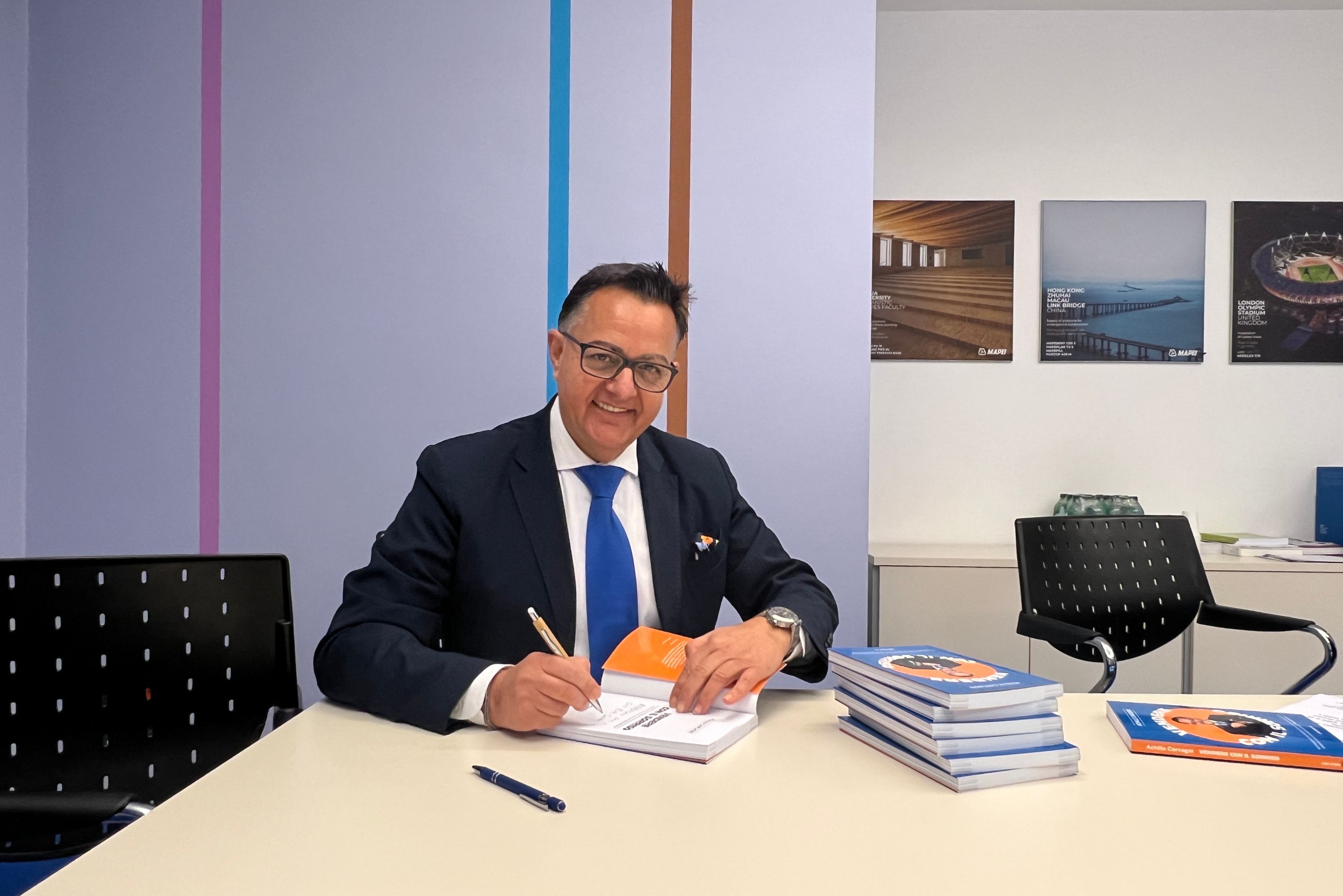 Achille Carcagnì firma libro Vendere con il sorriso